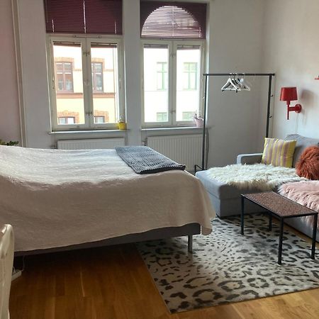 Rum Med Eget Badrum Och Stort, Delat Koek,Centralt I Malmoe A Room In An Apartment, Own Bathroom And Kitchen Shared With A Family Exteriör bild
